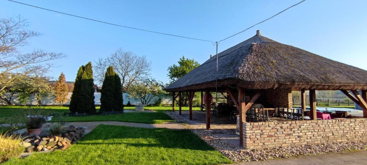 Village Garden Family Guest House Tiszakanyár المظهر الخارجي الصورة