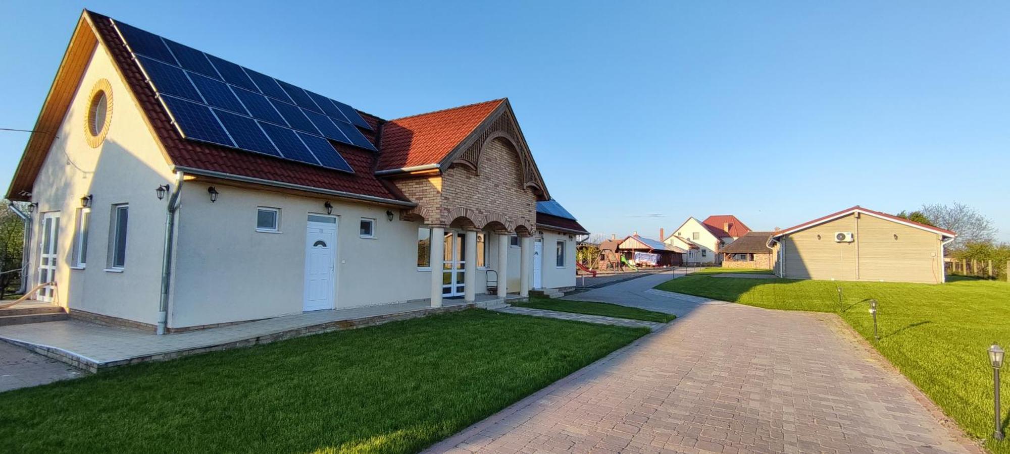 Village Garden Family Guest House Tiszakanyár الغرفة الصورة